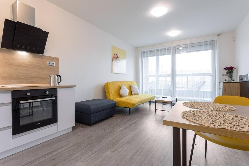 Yellow Apartment With Parking ปราก ภายนอก รูปภาพ