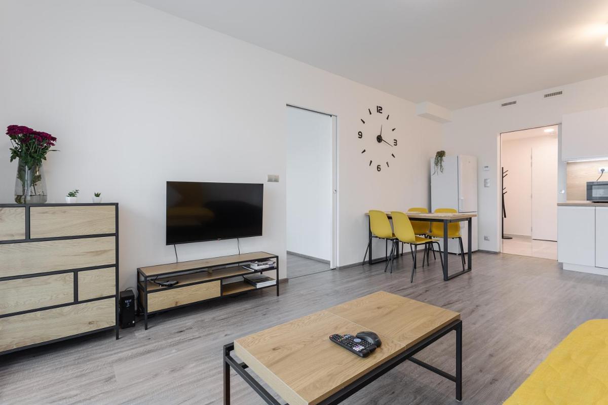 Yellow Apartment With Parking ปราก ภายนอก รูปภาพ