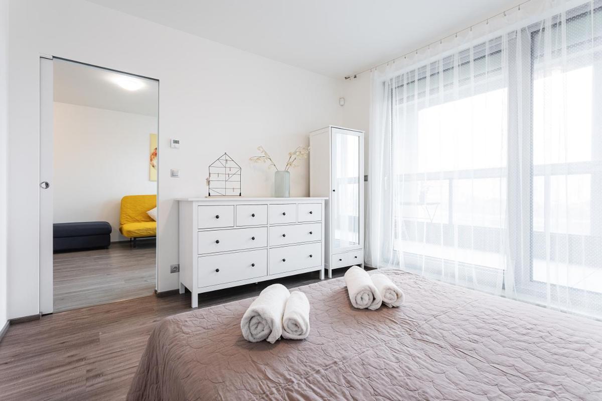 Yellow Apartment With Parking ปราก ภายนอก รูปภาพ