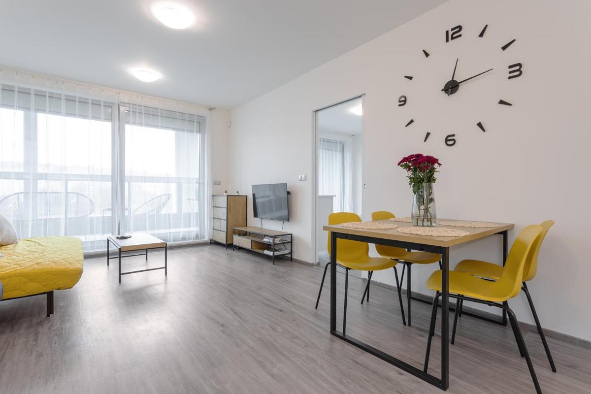 Yellow Apartment With Parking ปราก ภายนอก รูปภาพ